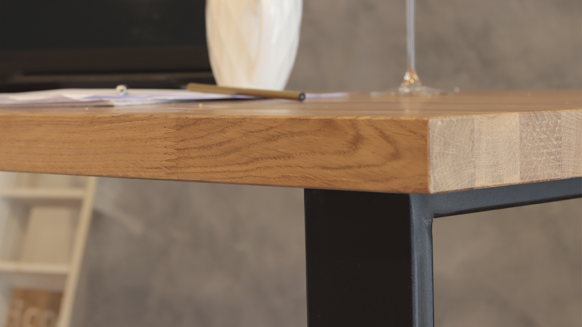 Loftowy stół z drewnianym blatem