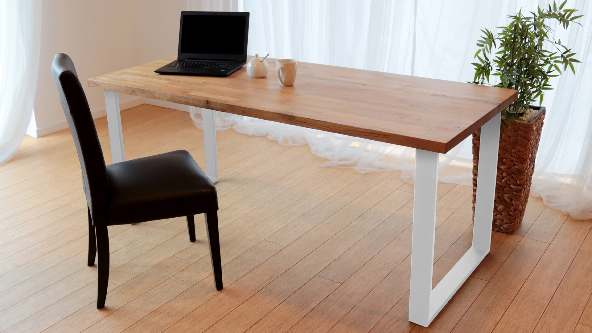 Stół z nogami metalowymi w kolorze białym
