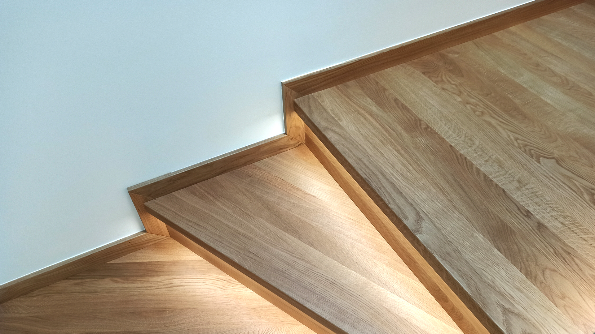 drewniane schody na podłożu żelbetowym